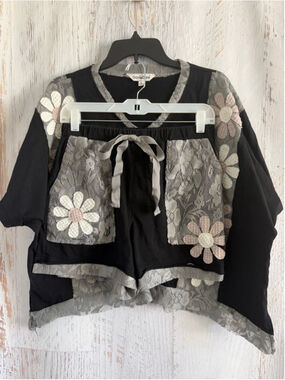 Women's Davi&Dani Black & Gray Floral Over Sized Boxy Tee (S) & Short (M) Set